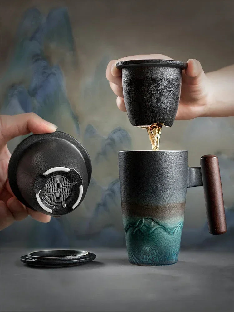 Una mano vierte té de una taza de cerámica en una taza a juego, mostrando el juego tradicional de tazas de té chinas.