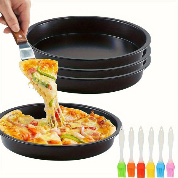 Stapel schwarzer antihaft-Pizza-Backbleche und eine Hand, die ein Stück Pizza aus einem Blech hebt.