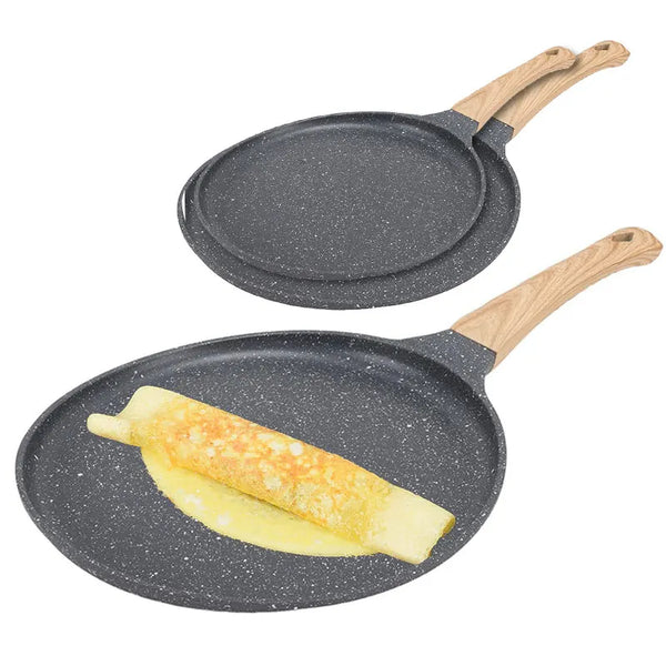 Dunkelgrau antihaftbeschichtetes Griddlepfanne mit Holzgriff, auf der eine gelbe Zucchini liegt.