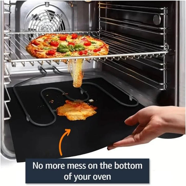 Wiederverwendbare antihaftbeschichtete Back- und Grillmatte in einem Ofen mit Pizza und Essensresten auf dem Rost.