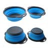 Dos coladores o cestas de silicona azul para preparar frutas y verduras, mostrados en diferentes configuraciones.