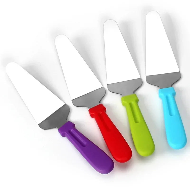 Un juego de cinco cortadores de pizza en forma de bicicleta de varios colores, incluyendo púrpura, rojo, verde y azul.