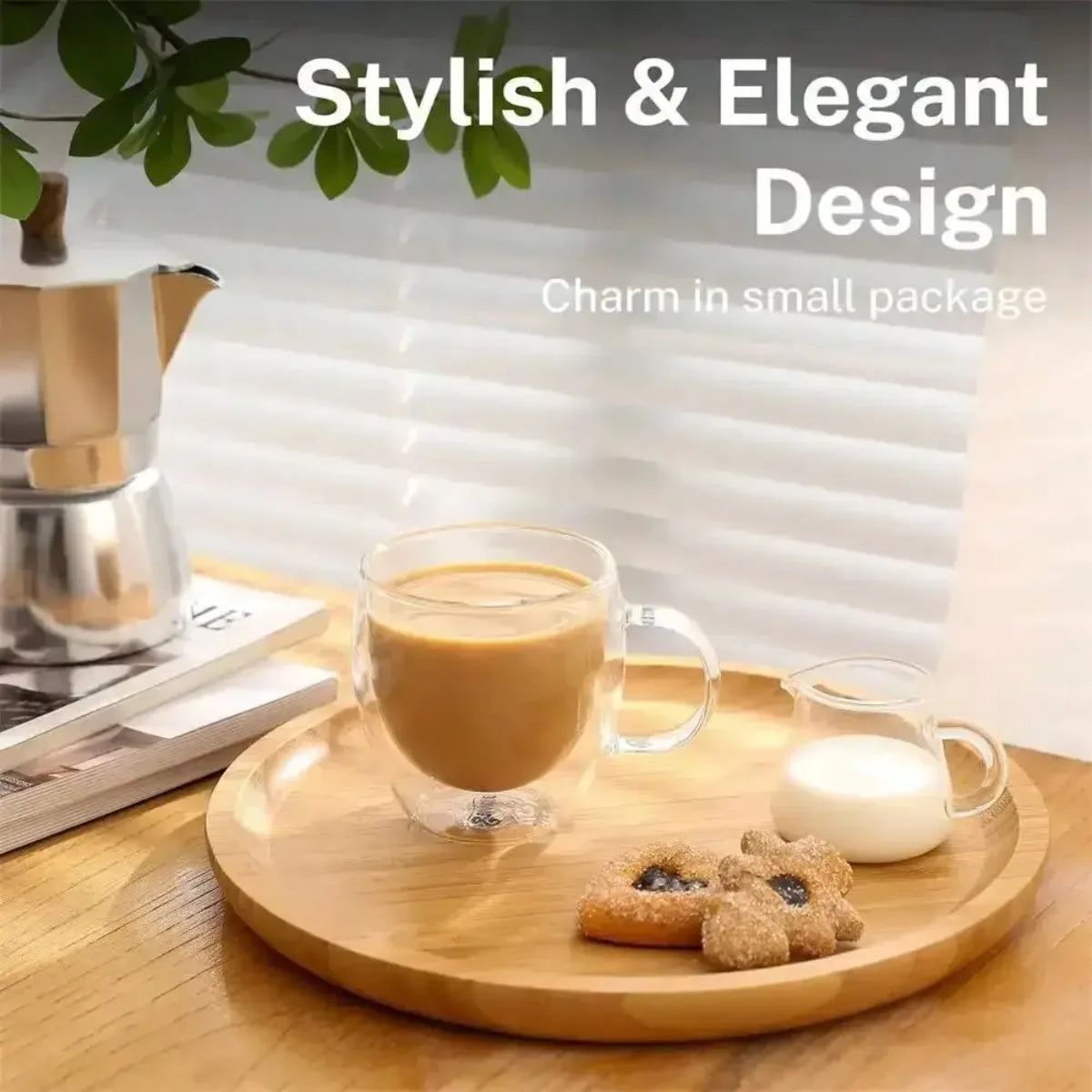 Un juego de tazas de café de vidrio de doble pared con asas sobre una tabla de madera.