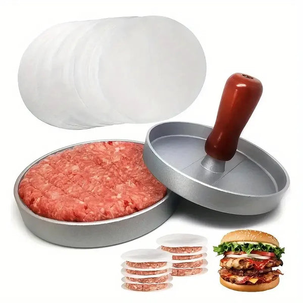 Ein Set aus Antihaft-Hamburger-Pattensatz-Pressscheiben und eine Fleisch-Hamburger-Pattie auf einem silbernen Tablett.