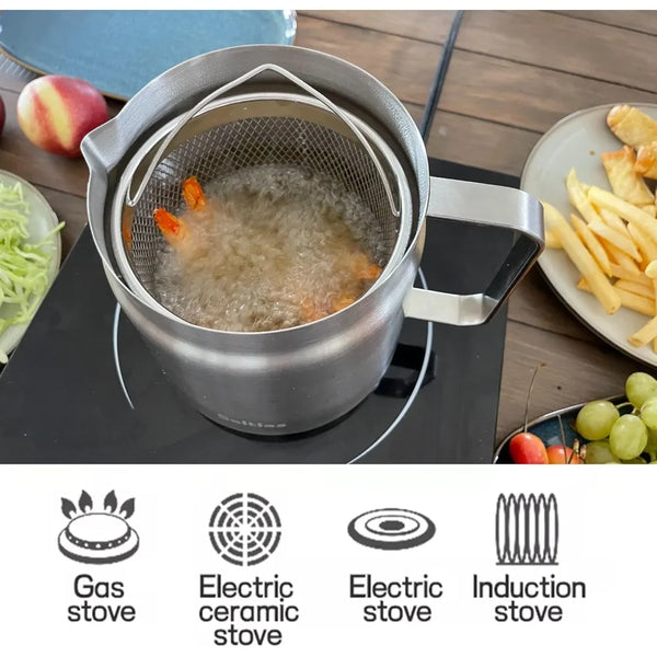 Edelstahl-Fritteusen-Topf auf dem Herd mit Pommes frites zum Braten.