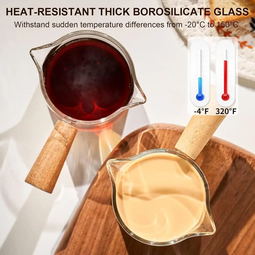 Una taza medidora de vidrio llena de líquido oscuro y una cuchara de madera, demostrando resistencia al calor.