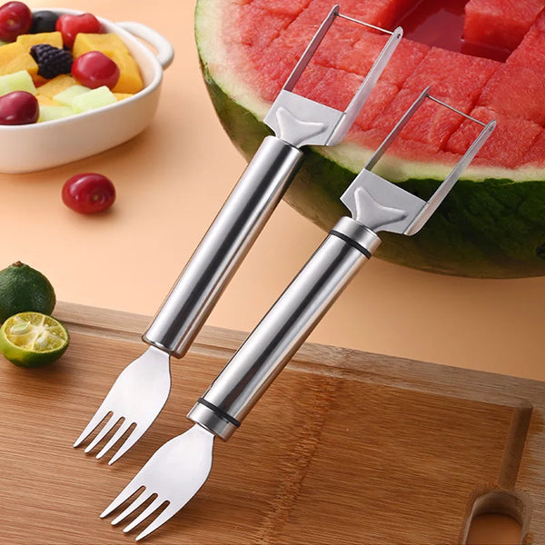 Edelstahl-Obstschälergabel zum Schneiden von Wassermelone und Melone auf einem Holzbrett.