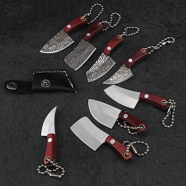 Ein Set von fünf Damaszener Muster-Taschenmesser mit Lederhüllen und Metallketten auf einer dunklen Oberfläche.