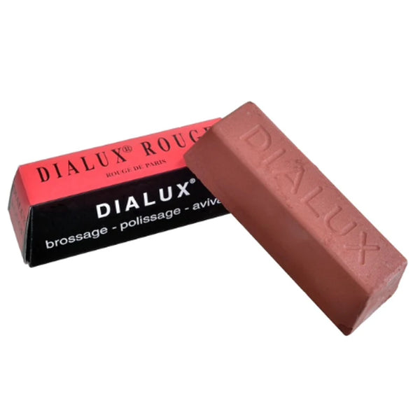 Un bloque de compuesto pulidor Dialux Rouge con etiqueta negra y empaque rojo.