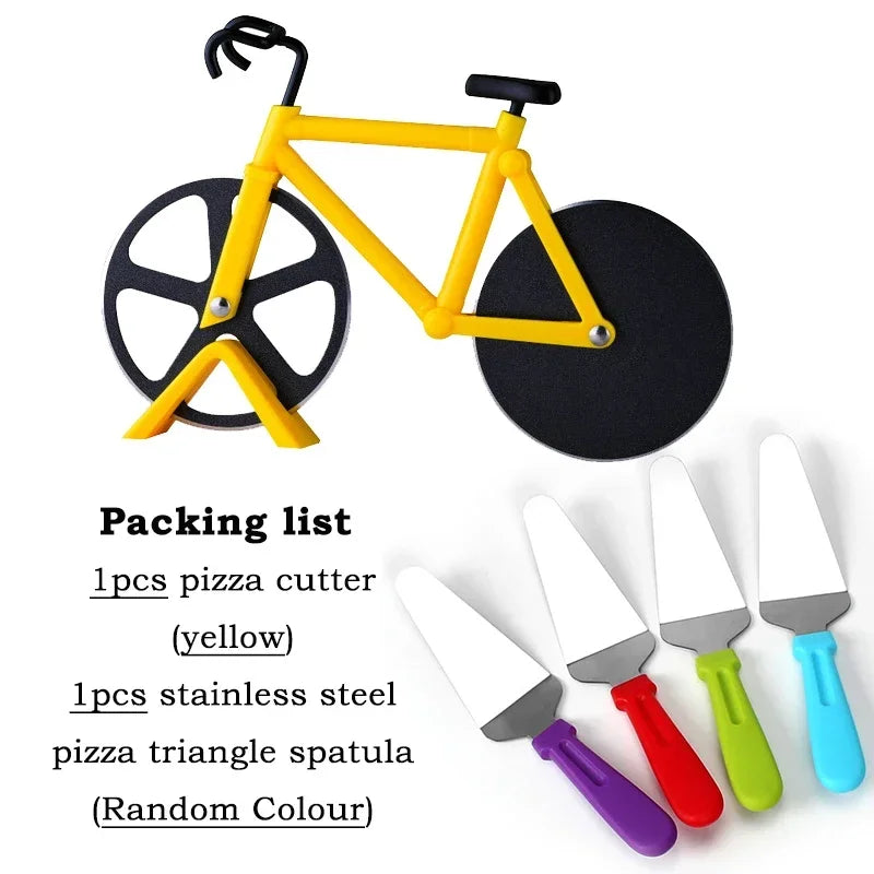 Un cortador de pizza en forma de bicicleta amarillo y una espátula triangular de acero inoxidable en una lista de empaque.