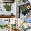 Colador plegable con asas extensibles, mostrado en varios usos para cocinar y preparar alimentos.