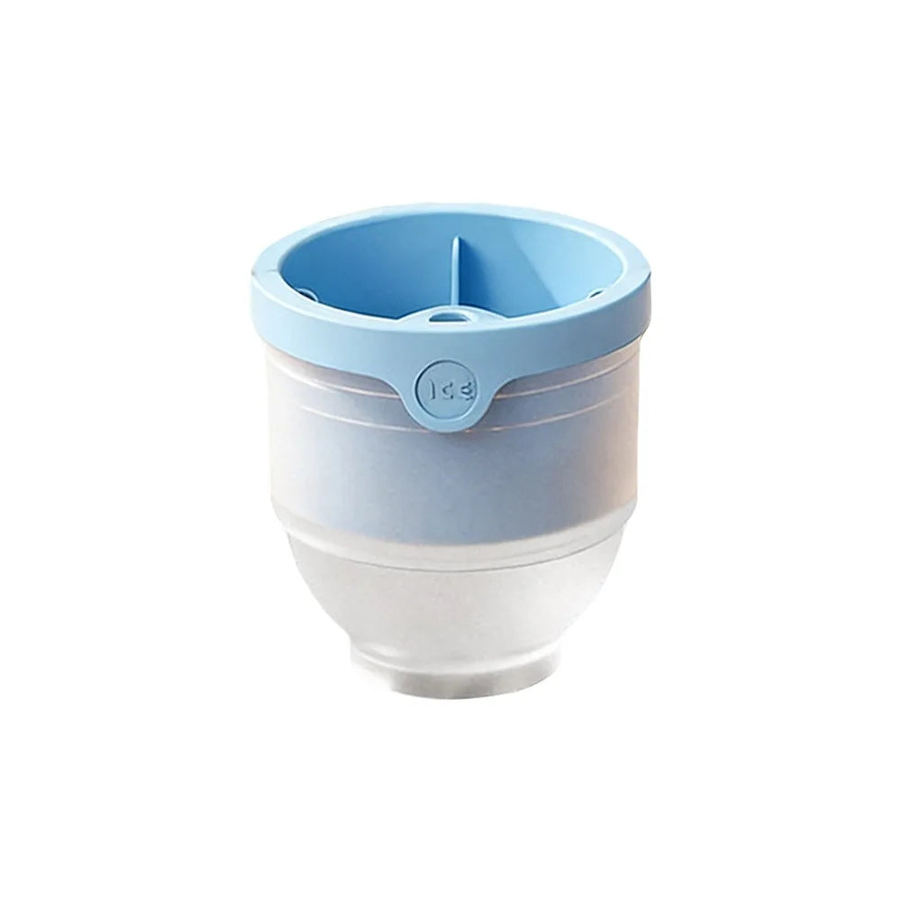 Juego de moldes para bolas de hielo reutilizables de silicona azul claro con tapa y base.