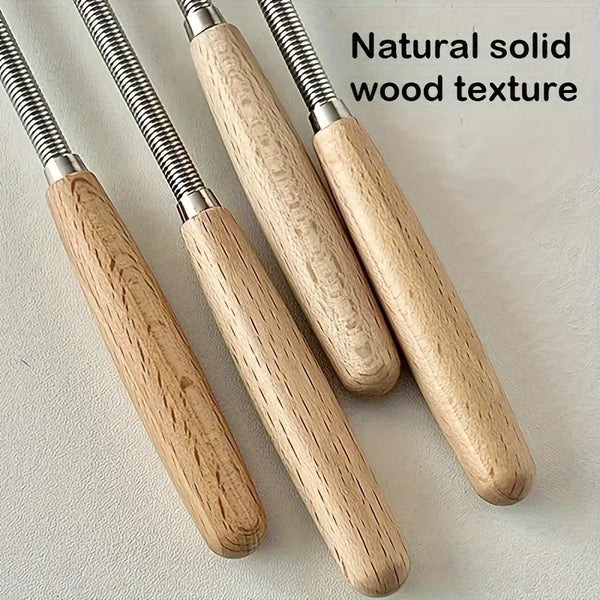Drei Holz- und Edelstahl-Mini-Schneebesen zum Verquirlen mit natürlicher Holzstruktur