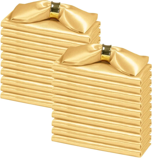 Ein Stapel goldener Satin-Servietten mit einer goldenen Schleife.