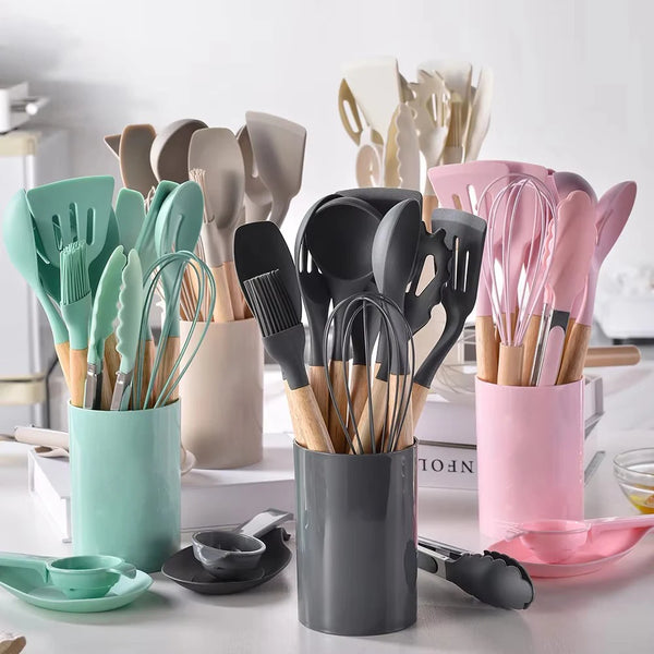 Eine Sammlung von 12 silikonigen Antihaft-Küchenutensilien in verschiedenen Grüntönen, Pink und Schwarz, gelagert in Haltern.
