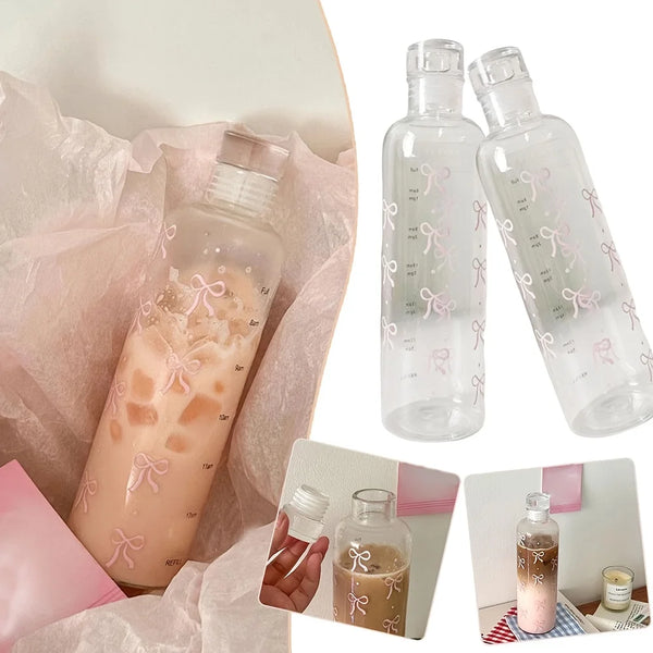 Klare Plastikwasserflaschen mit rosa Flüssigkeit und dekorativen Schleifen in Papiertupfer.