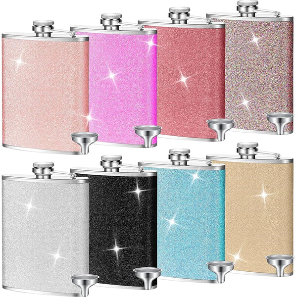 Eine Sammlung von glitzernden Edelstahl-Hipflaschen in verschiedenen Farben wie rosa, lila, silber, schwarz, blau und gold.