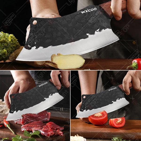 Eine Hand hält ein schwarz-silbernes, geschmiedetes Kochmesser mit Holzgriff neben rohes Fleisch und Tomaten.