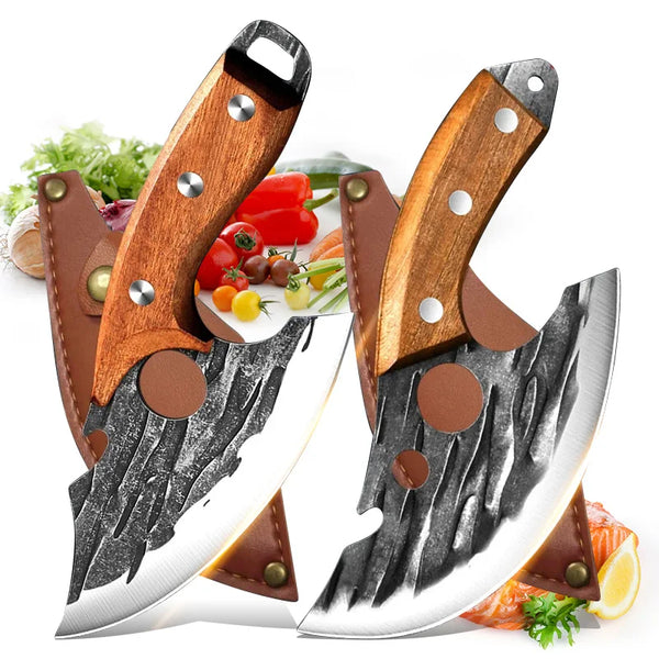 Professionisches Edelstahl-Kochmesser mit Holzgriff neben frischem Fleisch und Obst