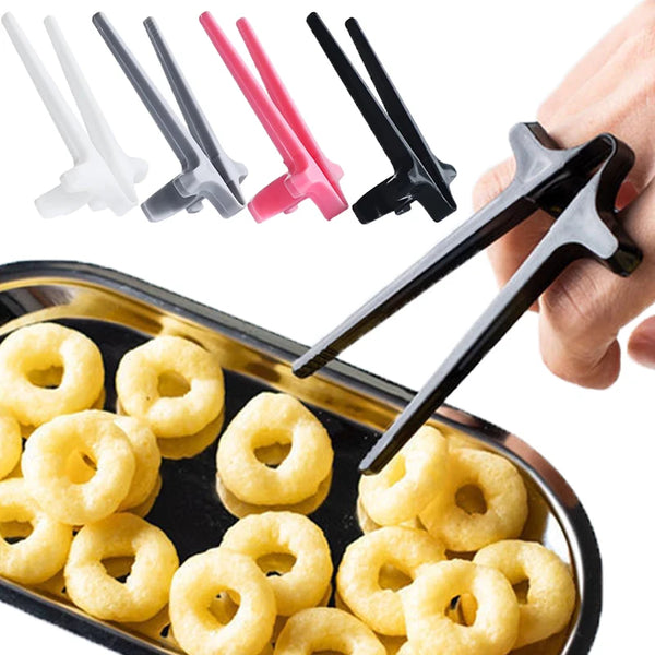 Eine Hand hält schwarze wiederverwendbare Fingerzangen mit gelben Lebensmitteln in einem Behälter.