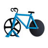 Cortador de pizza en forma de bicicleta azul brillante con mango negro y grandes ruedas de corte.