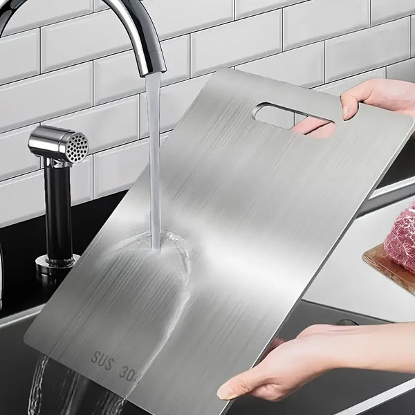 Ein Edelstahl-Cuttingboard wird unter einem Küchenarmatur verwendet.