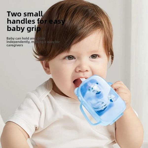 Ein Baby hält eine blaue, bärenförmige Squeeze-Pouch-Halterung zum einfachen Füttern.