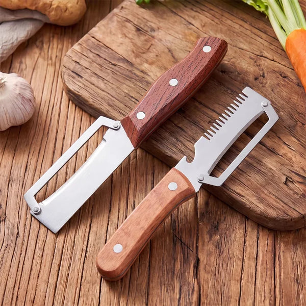 Edelstahl-Schäler mit Holzgriff auf einer Holzbrett neben Gemüse.