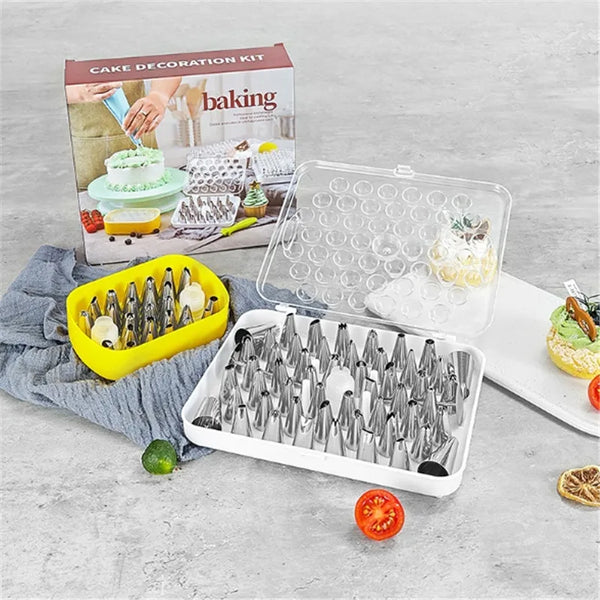 Set von 52 Edelstahl-Dekorationsdüsen und Spitzen in weißer Plastikverpackung, neben einer Box mit der Aufschrift 'Cake Decor