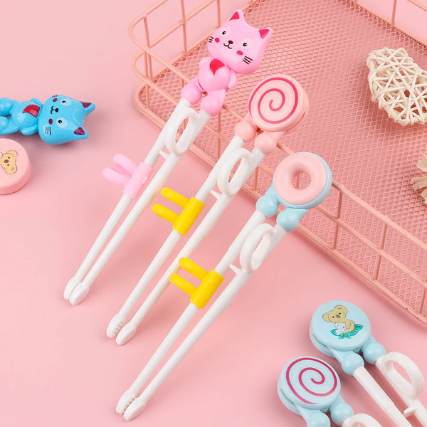 Pinkes und blaues Cartoon-Tierkopf-Stäbchen mit Wirbelmustern auf einem rosa Netzblech