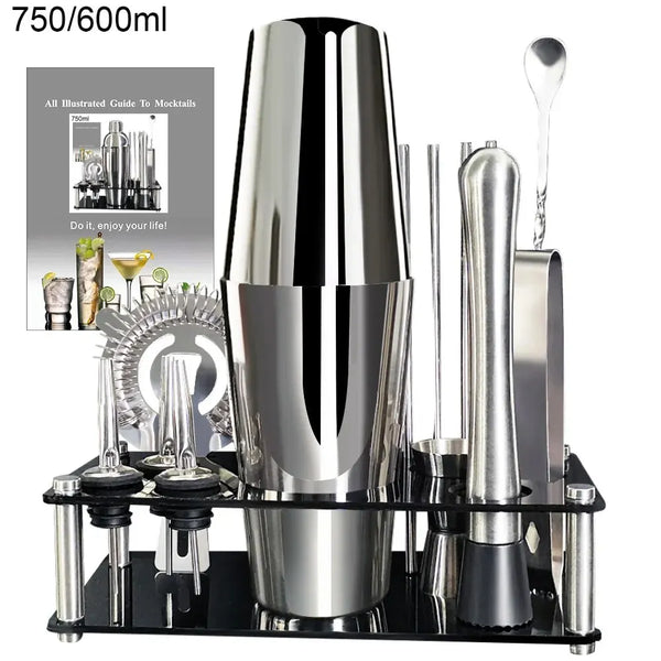 Ein Set aus Edelstahl-Cocktail-Shakers und -Werkzeugen auf einem schwarzen Tablett.