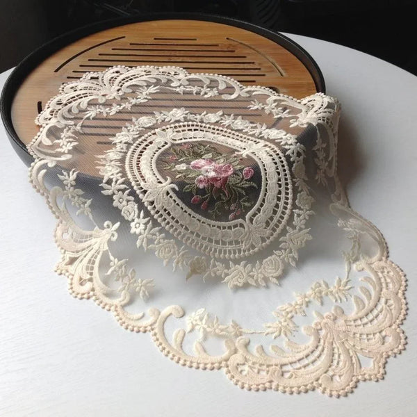 Ovales besticktes Spitze Untersetzer mit Blumenmotiven und Holzbasis