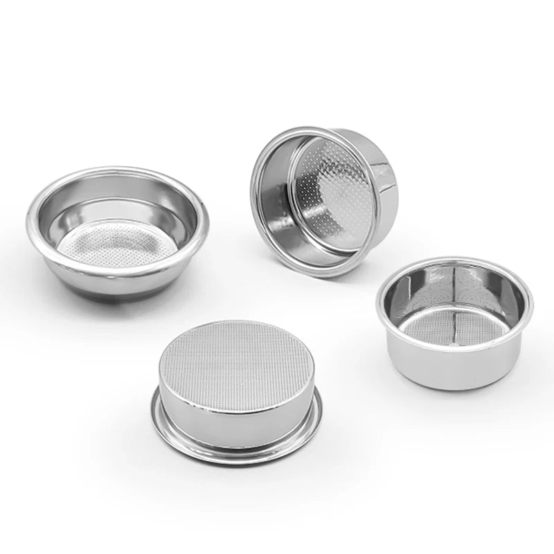 Un ensemble de paniers de filtre en acier inoxydable pour portafiltre, de différentes tailles et formes.