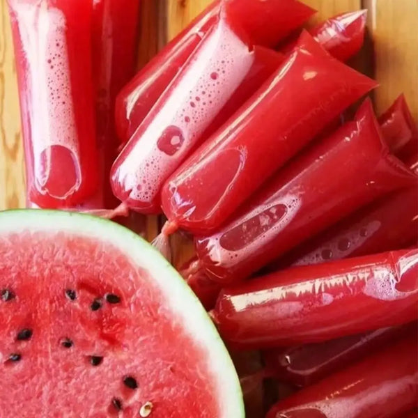 Helle rote lebensmittelechte Gefrierbeutel gefüllt mit Wassermelonenstücken.