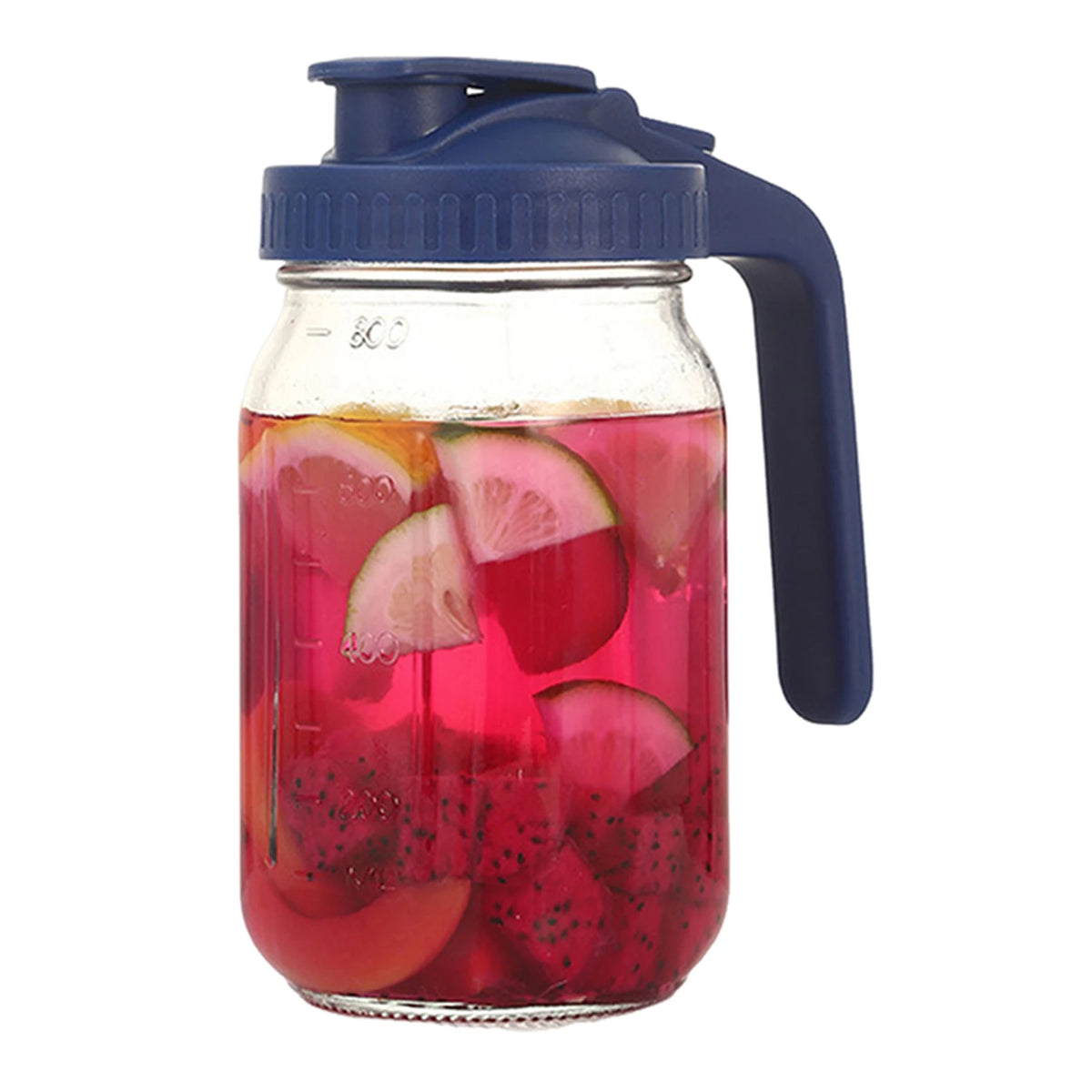 Jarra de vidrio con tapa azul llena de jugo rosado-rojo con rodajas de cítricos y bayas.