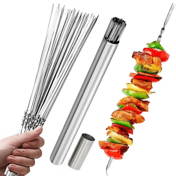 Eine Hand hält einen langen Edelstahl-Grillspieß mit bunten Gemüse, neben einem Aufbewahrungstube.
