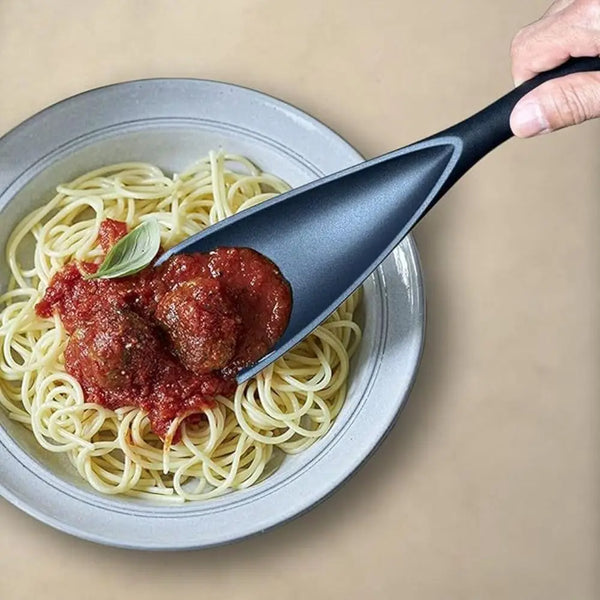 Eine Hand benutzt einen schwarzen hitzebeständigen Silikonschöpfer, um Tomatensauce über Spaghetti in einer Schüssel zu servi