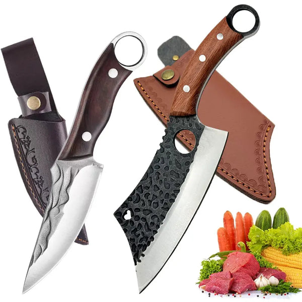 Eine handgeschmiedete Fleischschere mit Holzgriff und Klinge neben rohem Fleisch und Gemüse.