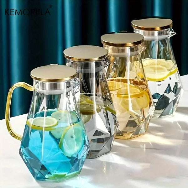 Set anspruchsvoller Diamantstruktur-Glasgießfässer mit gelblicher Flüssigkeit und Zitrusscheiben auf weißem Untergrund.