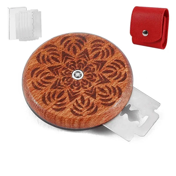 Rundes Holz-Brot-Einschnittwerk mit dekorativem Muster und Metallklinge, neben einer roten Lederhülle.