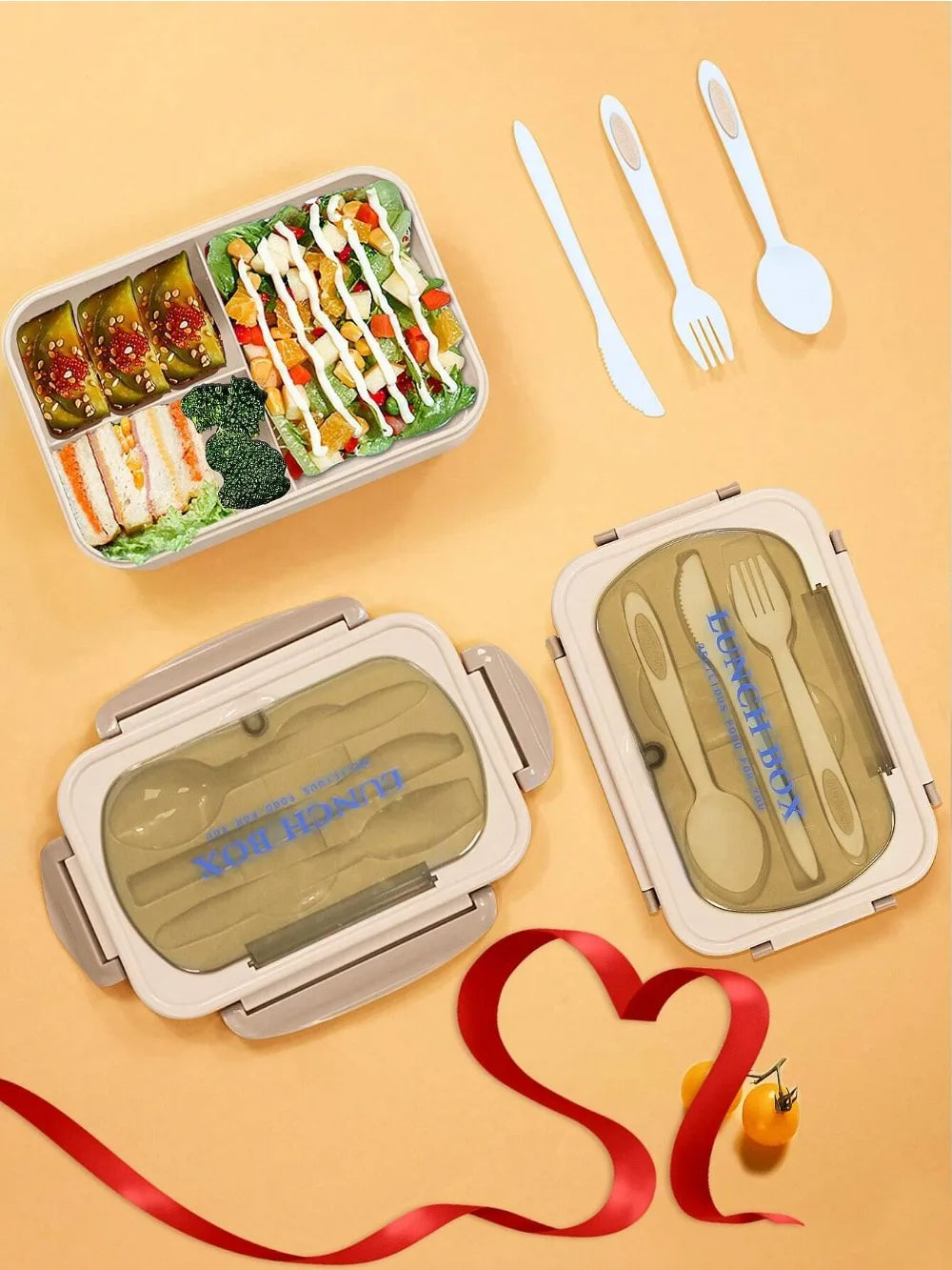 Un juego de cuatro cajas bento con cubiertos y comida sobre un fondo naranja claro.