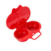Un cuiseur d'œufs micro-ondes rouge vif avec un couvercle à charnière et plusieurs tasses pour cuire les œufs.