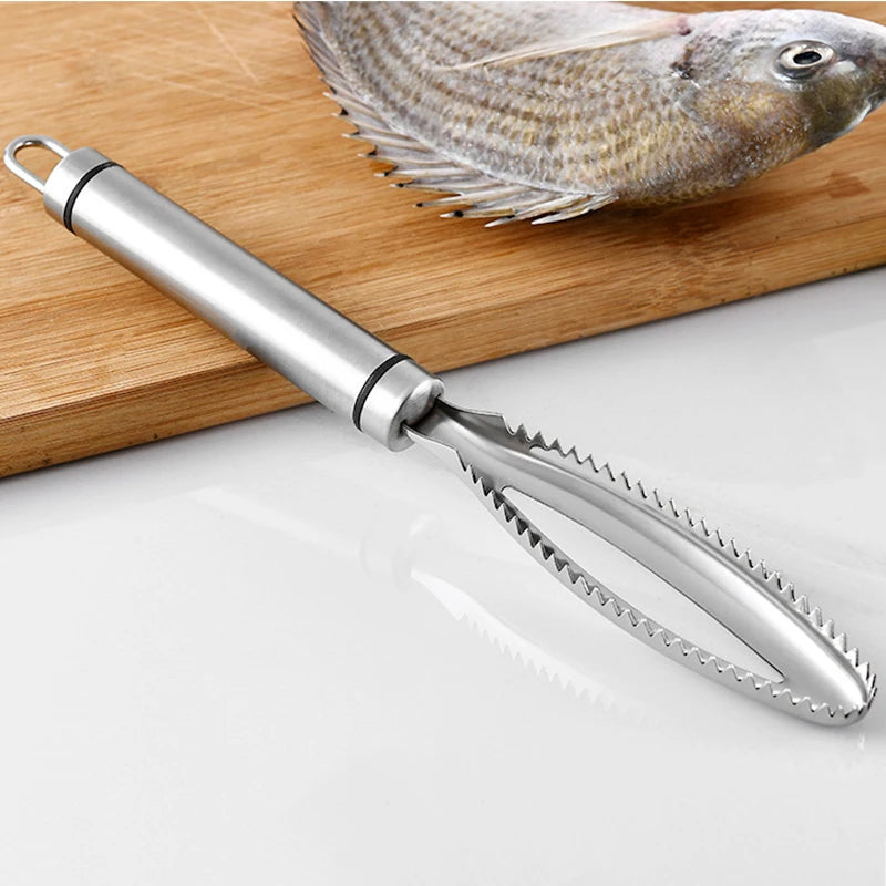 Un outil professionnel pour retirer les écailles d'un poisson à côté d'un poisson sur une planche à découper en bois.