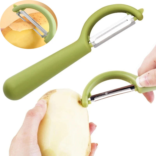 Eine Hand benutzt ein grün-silbernes 2-in-1 Edelstahl-Gemüsegabel, um eine Kartoffel zu schälen.