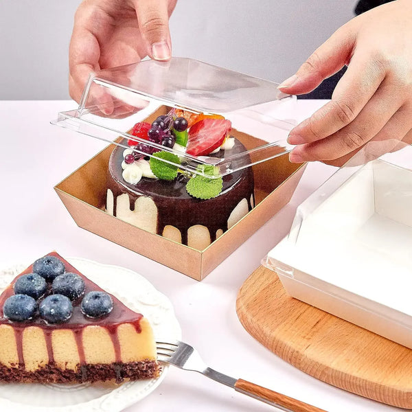 Hände legen ein dunkles Schokoladenmousse-Dessert in eine quadratische Brot- und Sandwichverpackung.