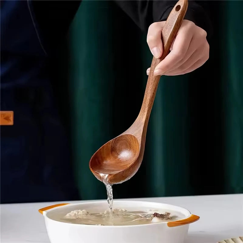 Une main tient une cuillère en bois versant un liquide dans un bol blanc.