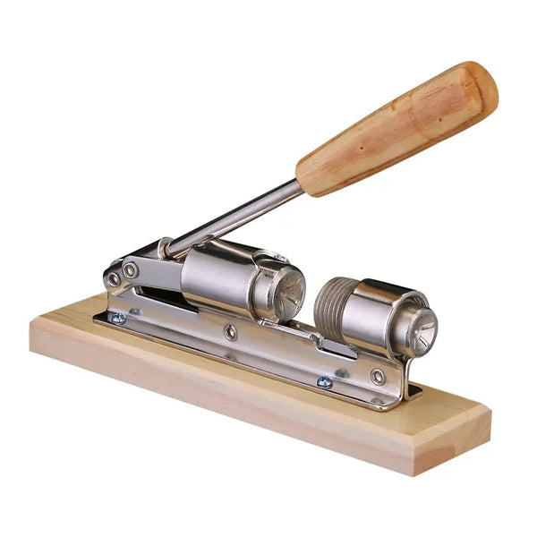 Edelstahl-Manuelle Nussknacker mit Holzgriff auf einem hellen Holzblock.
