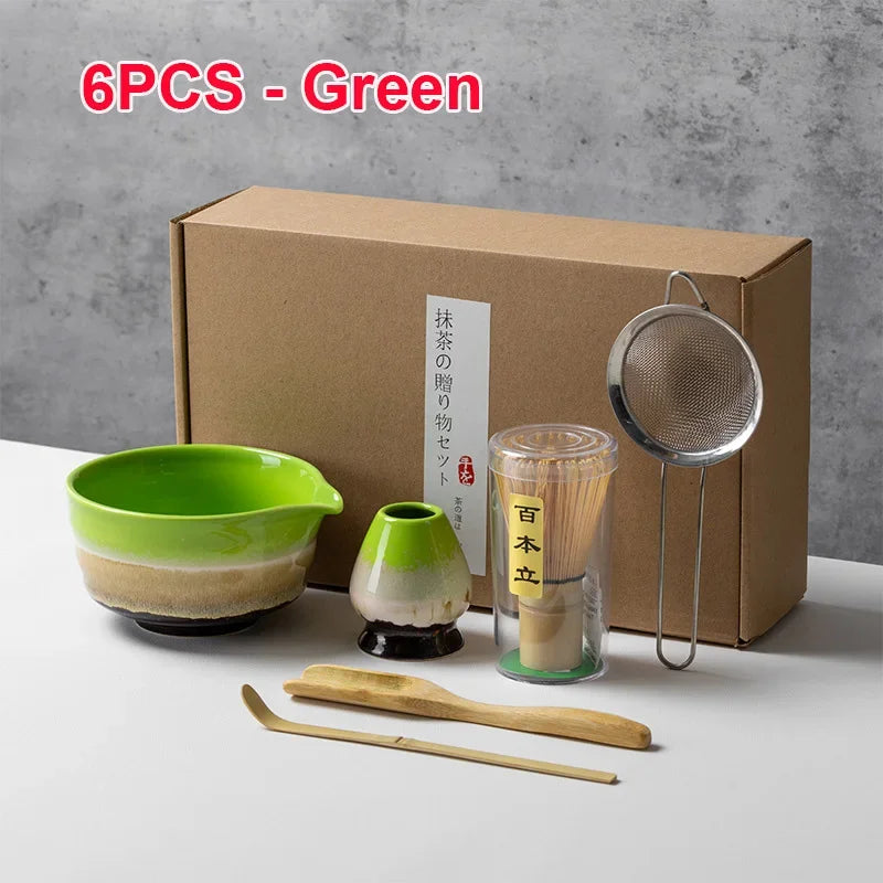 Juego de seis tazas de té matcha verde, incluyendo cuenco, batidor y cucharón, empaquetado en caja de cartón.