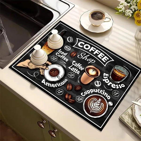 Schwarzer Druckmat mit verschiedenen Kaffeegetränke-Designs wie Latte, Espresso und Cappuccino.