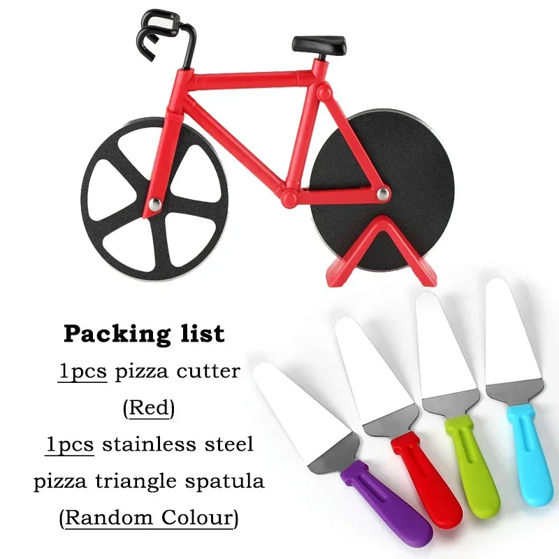 Un cortador de pizza en forma de bicicleta roja y una espátula triangular de acero inoxidable.